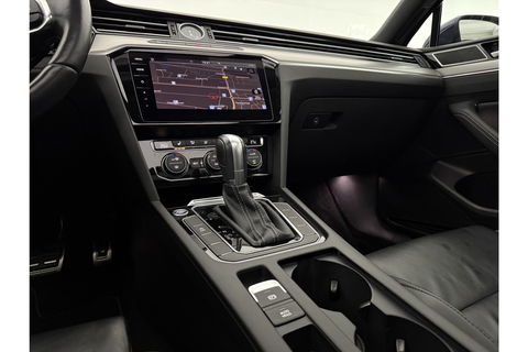 Volkswagen Passat 1.5 TSI 150PK R-line DSG Pano LED ACC Virtual Carplay Trekhaak Camera Navi Clima PDC Leder 19"LMV