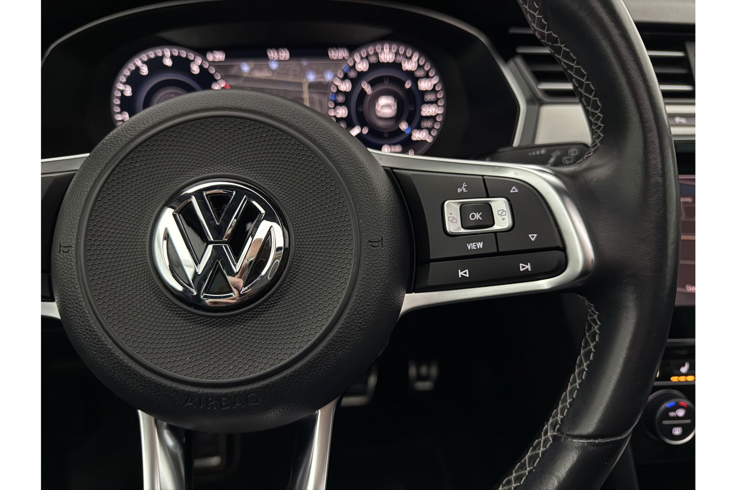Volkswagen Passat 1.5 TSI 150PK R-line DSG Pano LED ACC Virtual Carplay Trekhaak Camera Navi Clima PDC Leder 19"LMV