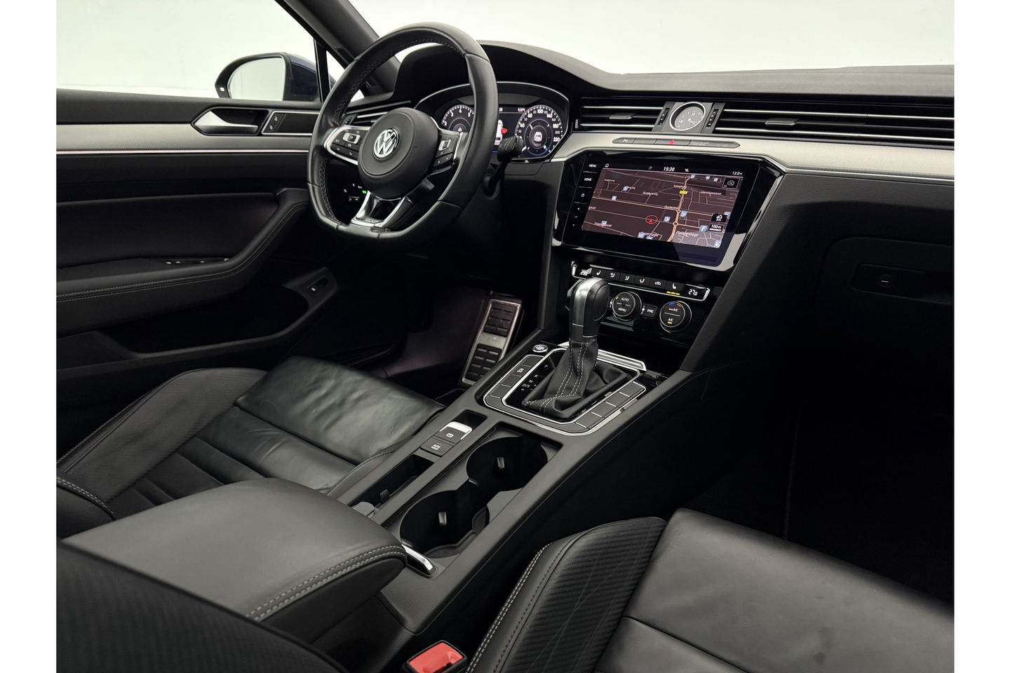 Volkswagen Passat 1.5 TSI 150PK R-line DSG Pano LED ACC Virtual Carplay Trekhaak Camera Navi Clima PDC Leder 19"LMV