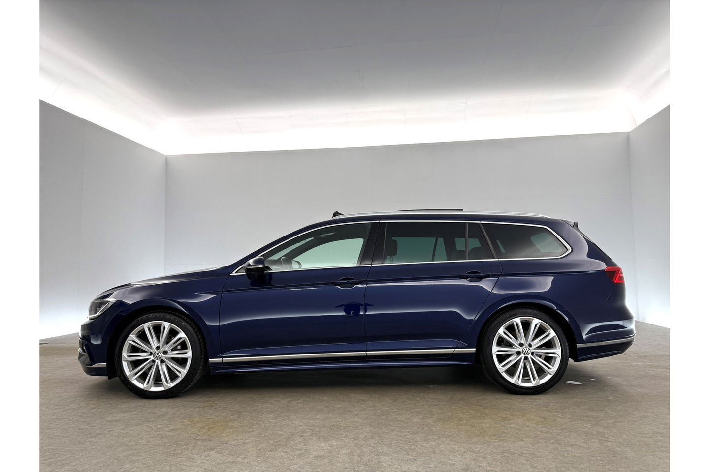 Volkswagen Passat 1.5 TSI 150PK R-line DSG Pano LED ACC Virtual Carplay Trekhaak Camera Navi Clima PDC Leder 19"LMV
