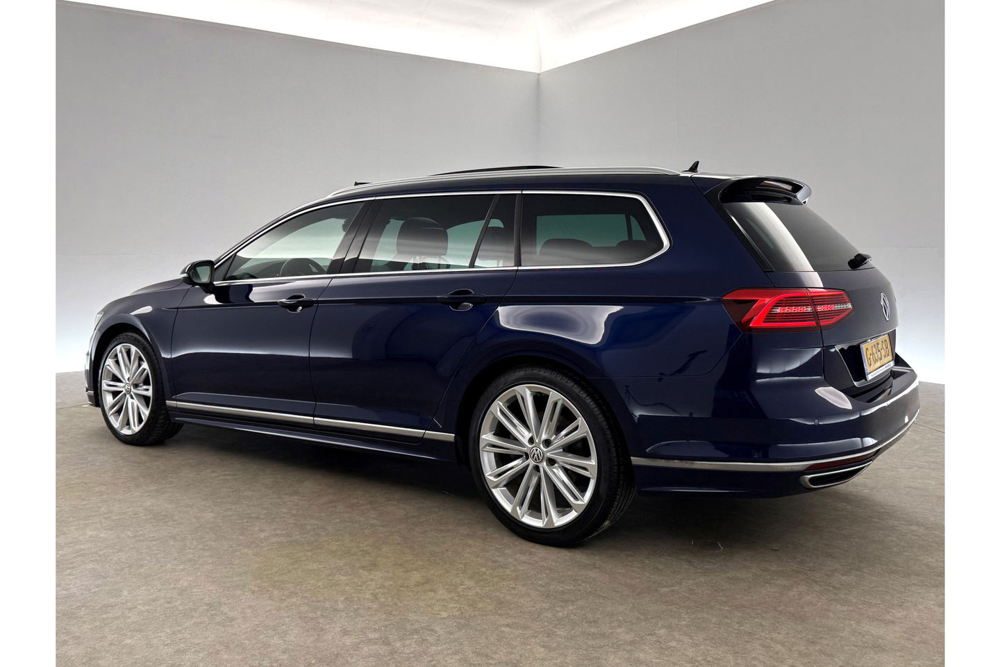 Volkswagen Passat 1.5 TSI 150PK R-line DSG Pano LED ACC Virtual Carplay Trekhaak Camera Navi Clima PDC Leder 19"LMV