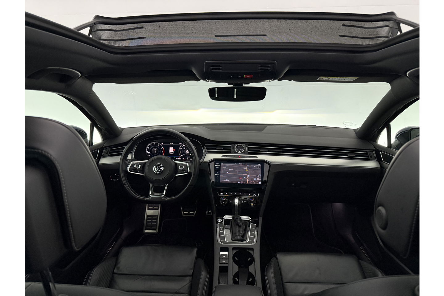 Volkswagen Passat 1.5 TSI 150PK R-line DSG Pano LED ACC Virtual Carplay Trekhaak Camera Navi Clima PDC Leder 19"LMV