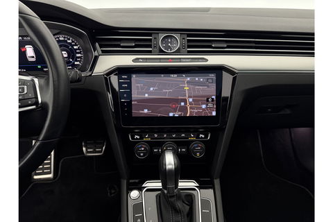 Volkswagen Passat 1.5 TSI 150PK R-line DSG Pano LED ACC Virtual Carplay Trekhaak Camera Navi Clima PDC Leder 19"LMV