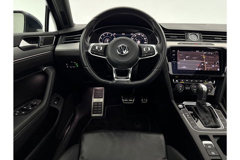 Volkswagen Passat 1.5 TSI 150PK R-line DSG Pano LED ACC Virtual Carplay Trekhaak Camera Navi Clima PDC Leder 19"LMV