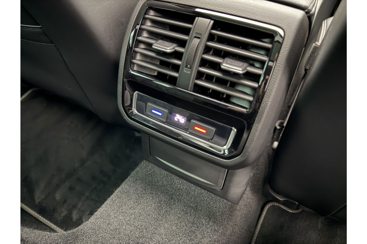 Volkswagen Passat 1.5 TSI 150PK R-line DSG Pano LED ACC Virtual Carplay Trekhaak Camera Navi Clima PDC Leder 19"LMV