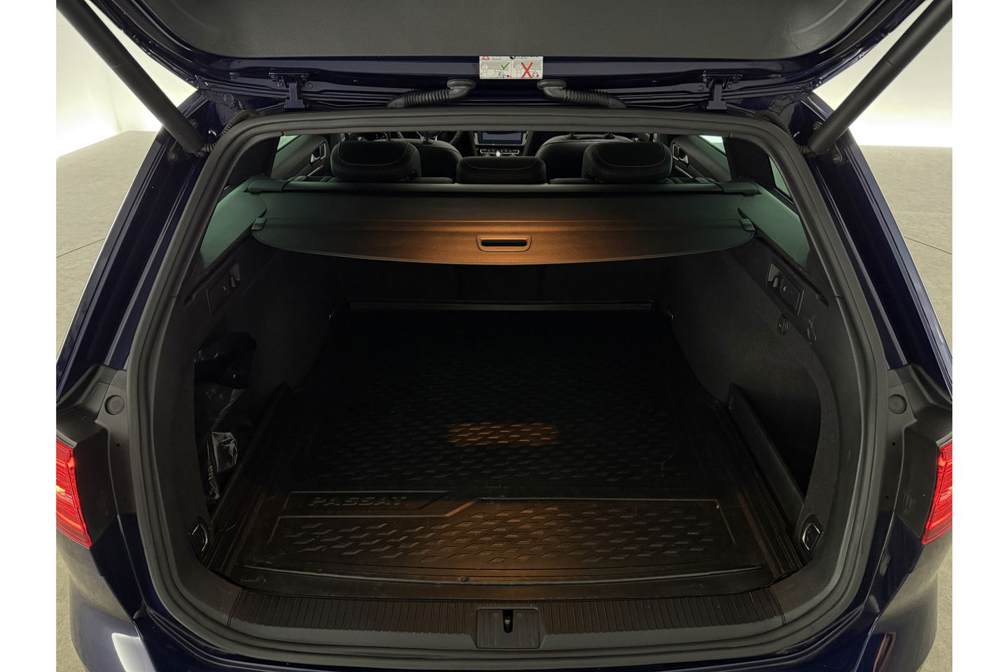 Volkswagen Passat 1.5 TSI 150PK R-line DSG Pano LED ACC Virtual Carplay Trekhaak Camera Navi Clima PDC Leder 19"LMV