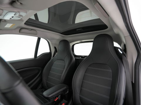 Smart Fortwo EQ Comfort PLUS 18 kWh [ 3-Fase ] Aut. *PANO | FULL-LED | FULL-LEATHER | NAVI-FULLMAP | CAMERA | BRABUS-WHEELS | AMBIENT-LIGHT | AIRCO | PDC | CRUISE | DAB | CARPLAY | COMFORT-SEATS | 16''ALU*