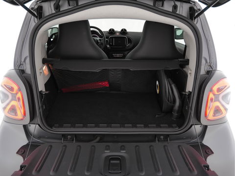 Smart Fortwo EQ Comfort PLUS 18 kWh [ 3-Fase ] Aut. *PANO | FULL-LED | FULL-LEATHER | NAVI-FULLMAP | CAMERA | BRABUS-WHEELS | AMBIENT-LIGHT | AIRCO | PDC | CRUISE | DAB | CARPLAY | COMFORT-SEATS | 16''ALU*