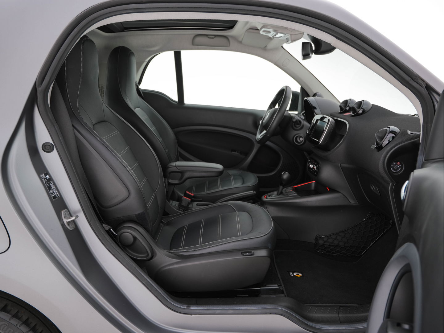 Smart Fortwo EQ Comfort PLUS 18 kWh [ 3-Fase ] Aut. *PANO | FULL-LED | FULL-LEATHER | NAVI-FULLMAP | CAMERA | BRABUS-WHEELS | AMBIENT-LIGHT | AIRCO | PDC | CRUISE | DAB | CARPLAY | COMFORT-SEATS | 16''ALU*