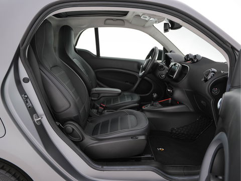 Smart Fortwo EQ Comfort PLUS 18 kWh [ 3-Fase ] Aut. *PANO | FULL-LED | FULL-LEATHER | NAVI-FULLMAP | CAMERA | BRABUS-WHEELS | AMBIENT-LIGHT | AIRCO | PDC | CRUISE | DAB | CARPLAY | COMFORT-SEATS | 16''ALU*