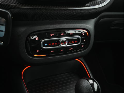 Smart Fortwo EQ Comfort PLUS 18 kWh [ 3-Fase ] Aut. *PANO | FULL-LED | FULL-LEATHER | NAVI-FULLMAP | CAMERA | BRABUS-WHEELS | AMBIENT-LIGHT | AIRCO | PDC | CRUISE | DAB | CARPLAY | COMFORT-SEATS | 16''ALU*