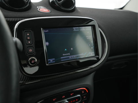 Smart Fortwo EQ Comfort PLUS 18 kWh [ 3-Fase ] Aut. *PANO | FULL-LED | FULL-LEATHER | NAVI-FULLMAP | CAMERA | BRABUS-WHEELS | AMBIENT-LIGHT | AIRCO | PDC | CRUISE | DAB | CARPLAY | COMFORT-SEATS | 16''ALU*