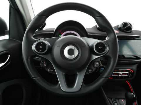 Smart Fortwo EQ Comfort PLUS 18 kWh [ 3-Fase ] Aut. *PANO | FULL-LED | FULL-LEATHER | NAVI-FULLMAP | CAMERA | BRABUS-WHEELS | AMBIENT-LIGHT | AIRCO | PDC | CRUISE | DAB | CARPLAY | COMFORT-SEATS | 16''ALU*