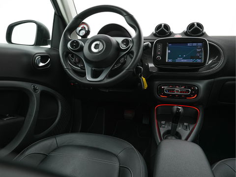 Smart Fortwo EQ Comfort PLUS 18 kWh [ 3-Fase ] Aut. *PANO | FULL-LED | FULL-LEATHER | NAVI-FULLMAP | CAMERA | BRABUS-WHEELS | AMBIENT-LIGHT | AIRCO | PDC | CRUISE | DAB | CARPLAY | COMFORT-SEATS | 16''ALU*
