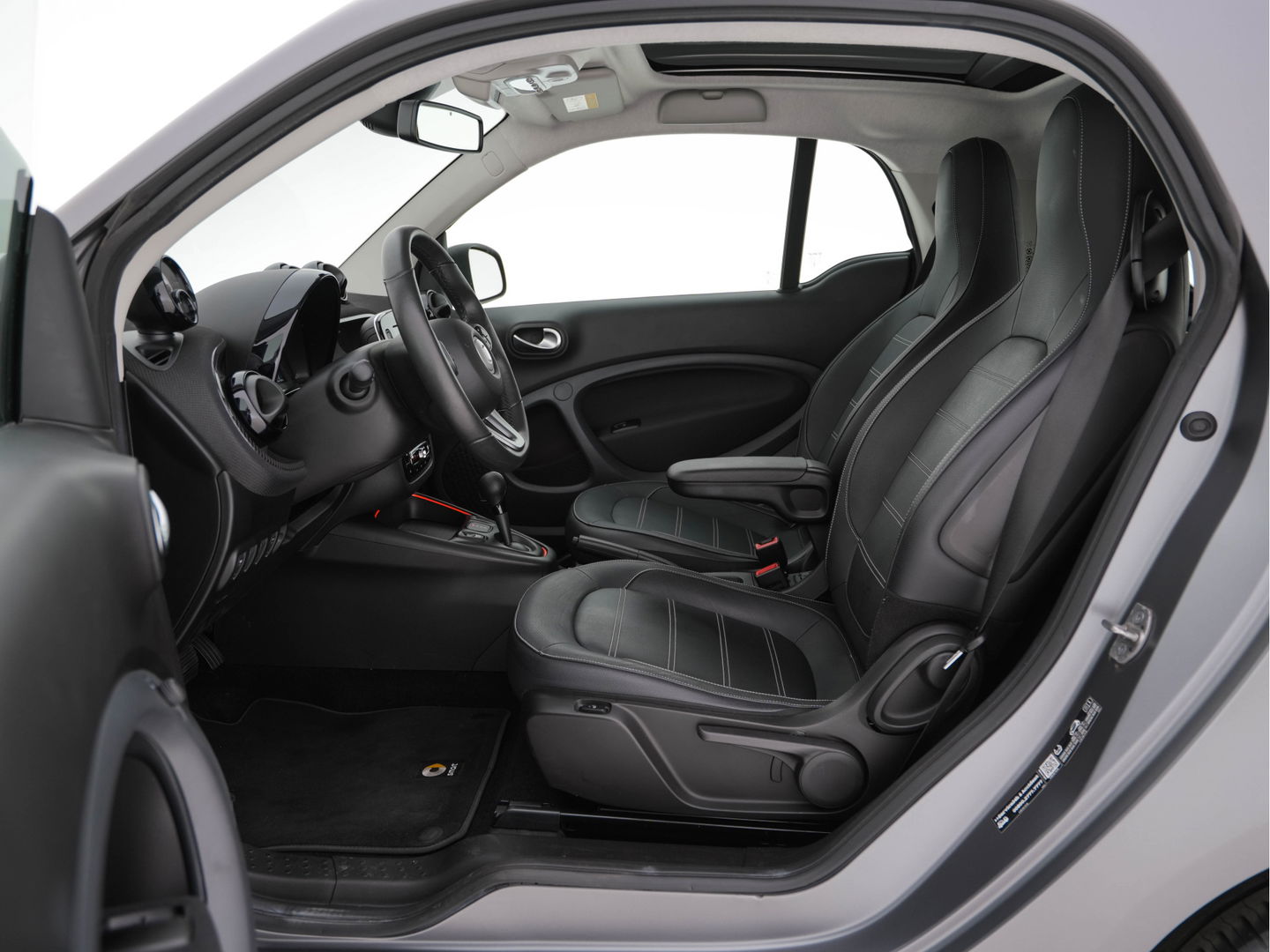 Smart Fortwo EQ Comfort PLUS 18 kWh [ 3-Fase ] Aut. *PANO | FULL-LED | FULL-LEATHER | NAVI-FULLMAP | CAMERA | BRABUS-WHEELS | AMBIENT-LIGHT | AIRCO | PDC | CRUISE | DAB | CARPLAY | COMFORT-SEATS | 16''ALU*