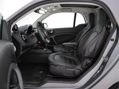 Smart Fortwo EQ Comfort PLUS 18 kWh [ 3-Fase ] Aut. *PANO | FULL-LED | FULL-LEATHER | NAVI-FULLMAP | CAMERA | BRABUS-WHEELS | AMBIENT-LIGHT | AIRCO | PDC | CRUISE | DAB | CARPLAY | COMFORT-SEATS | 16''ALU*