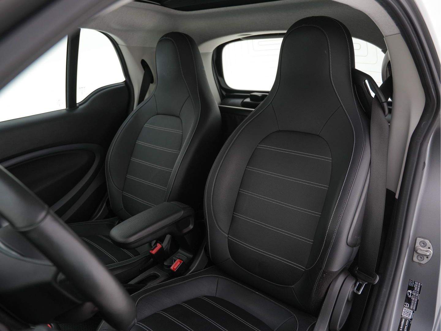 Smart Fortwo EQ Comfort PLUS 18 kWh [ 3-Fase ] Aut. *PANO | FULL-LED | FULL-LEATHER | NAVI-FULLMAP | CAMERA | BRABUS-WHEELS | AMBIENT-LIGHT | AIRCO | PDC | CRUISE | DAB | CARPLAY | COMFORT-SEATS | 16''ALU*