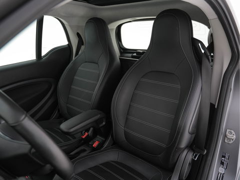 Smart Fortwo EQ Comfort PLUS 18 kWh [ 3-Fase ] Aut. *PANO | FULL-LED | FULL-LEATHER | NAVI-FULLMAP | CAMERA | BRABUS-WHEELS | AMBIENT-LIGHT | AIRCO | PDC | CRUISE | DAB | CARPLAY | COMFORT-SEATS | 16''ALU*