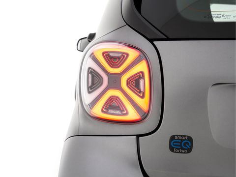 Smart Fortwo EQ Comfort PLUS 18 kWh [ 3-Fase ] Aut. *PANO | FULL-LED | FULL-LEATHER | NAVI-FULLMAP | CAMERA | BRABUS-WHEELS | AMBIENT-LIGHT | AIRCO | PDC | CRUISE | DAB | CARPLAY | COMFORT-SEATS | 16''ALU*