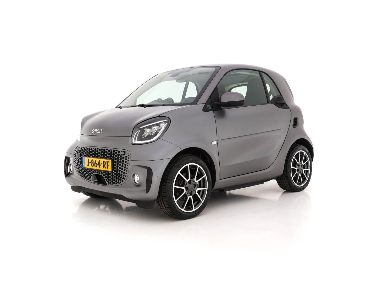 Smart Fortwo EQ Comfort PLUS 18 kWh [ 3-Fase ] Aut. *PANO | FULL-LED | FULL-LEATHER | NAVI-FULLMAP | CAMERA | BRABUS-WHEELS | AMBIENT-LIGHT | AIRCO | PDC | CRUISE | DAB | CARPLAY | COMFORT-SEATS | 16''ALU*