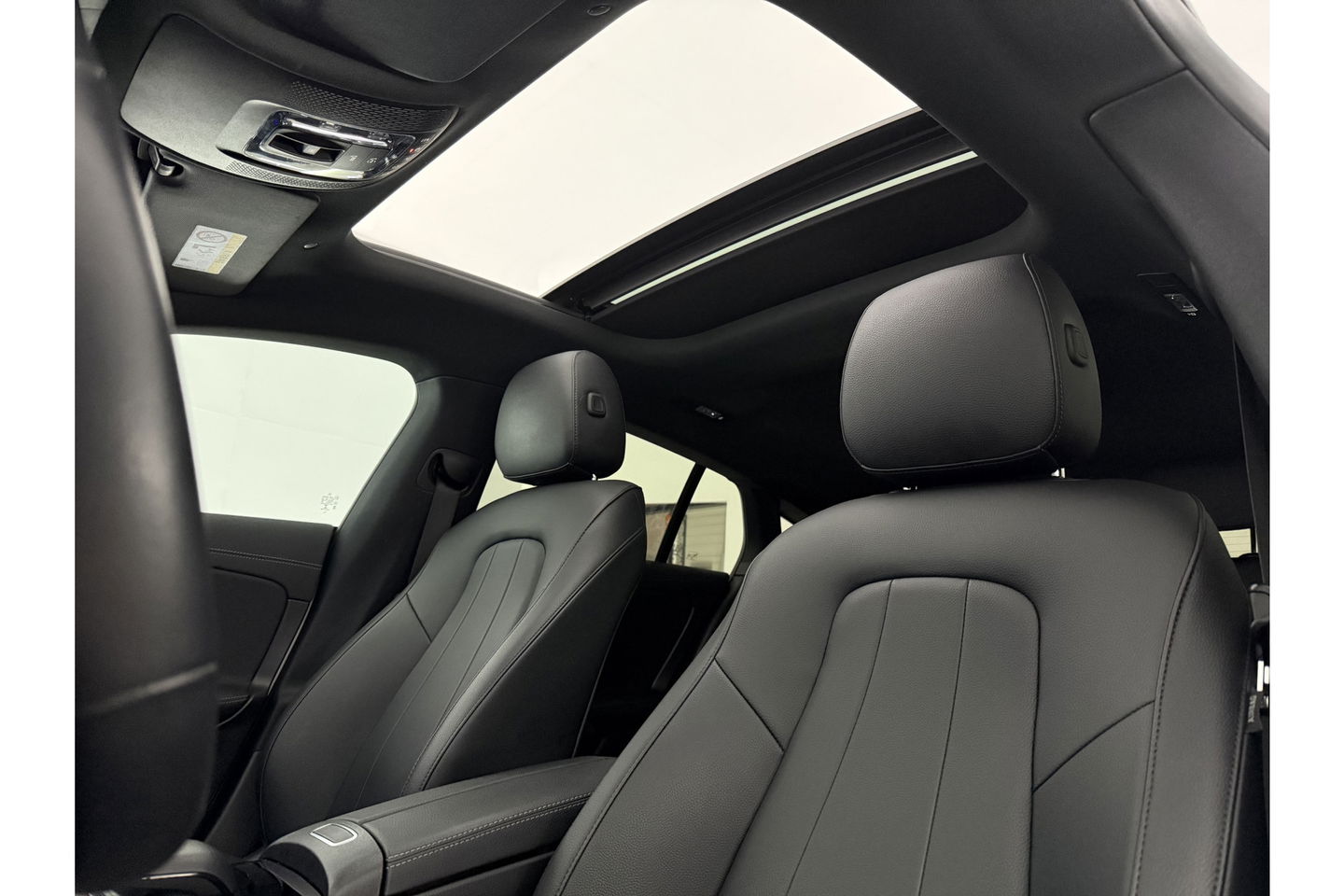 Mercedes-Benz CLA-Klasse 180 AMG Pano Sfeerverl. Camera Carplay Virtual LED Memory Trekhaak Cruise Navi Clima PDC 18"LMV