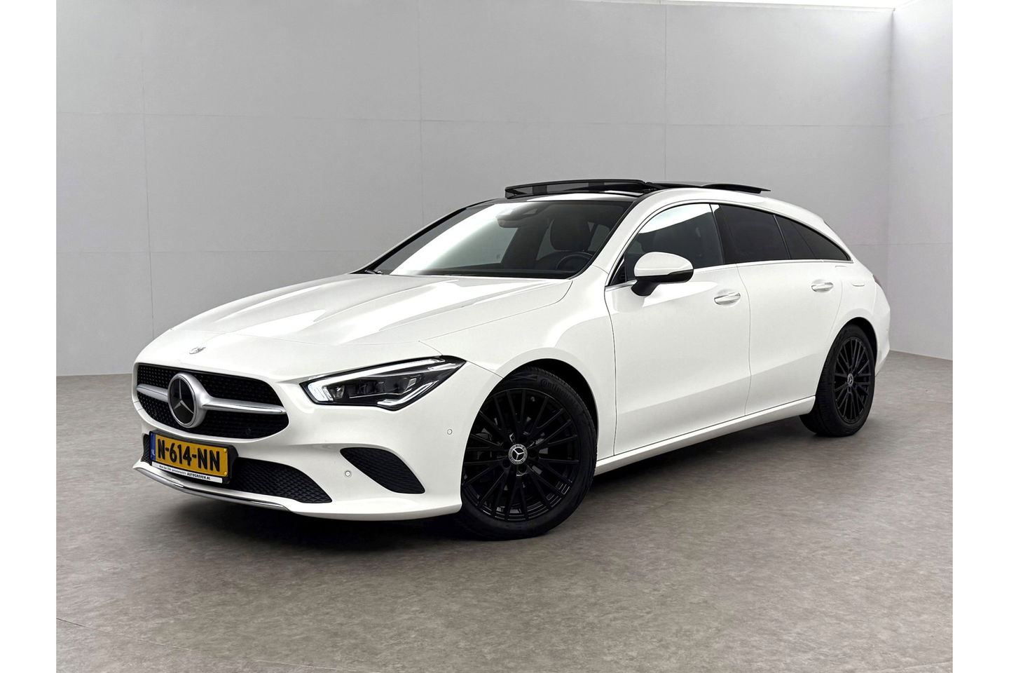 Mercedes-Benz CLA-Klasse 180 AMG Pano Sfeerverl. Camera Carplay Virtual LED Memory Trekhaak Cruise Navi Clima PDC 18"LMV
