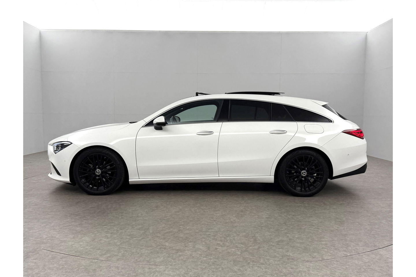 Mercedes-Benz CLA-Klasse 180 AMG Pano Sfeerverl. Camera Carplay Virtual LED Memory Trekhaak Cruise Navi Clima PDC 18"LMV