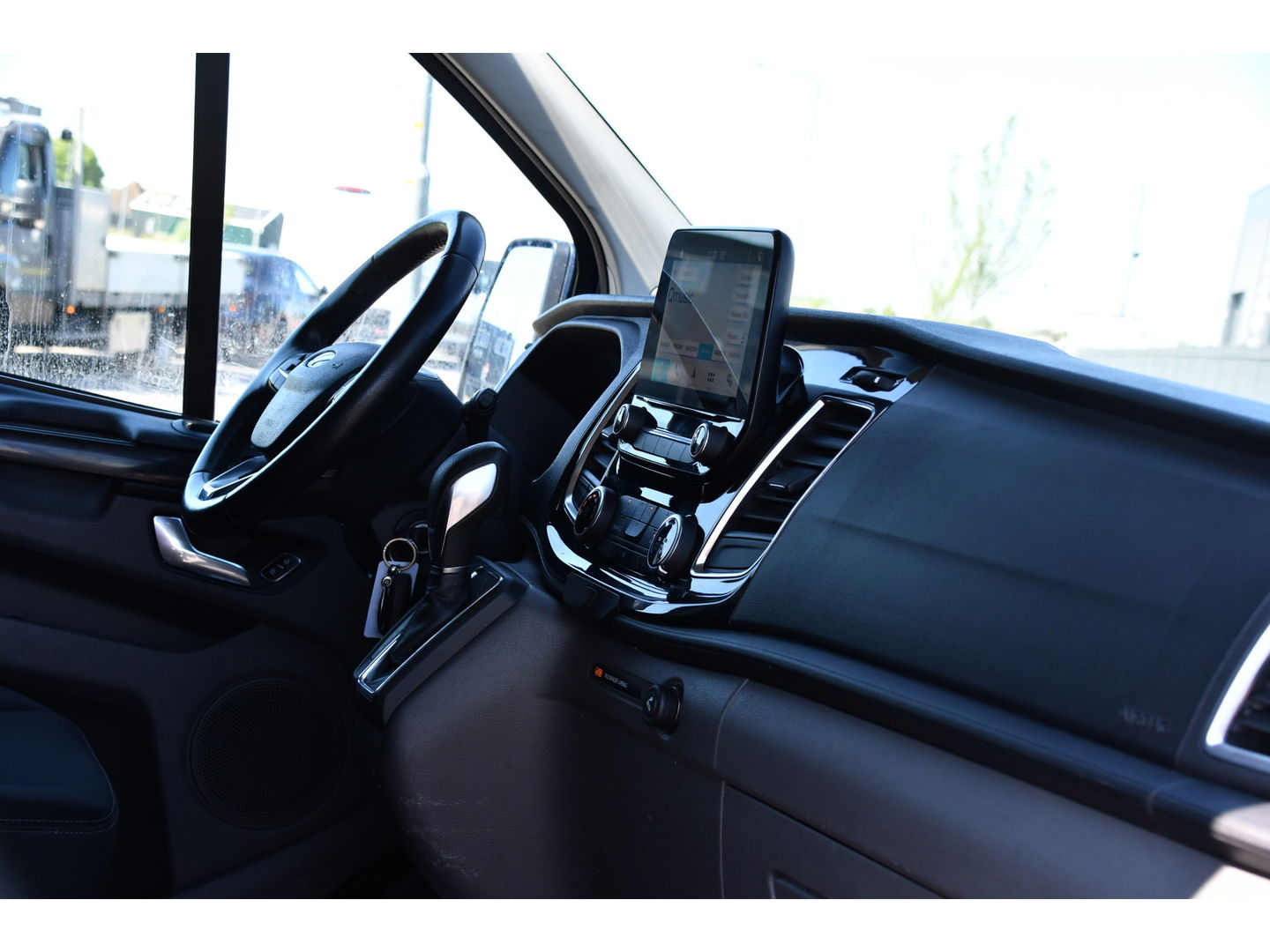 Ford Transit Custom 300 2.0 TDCI L2H1 Limited DC Camera, Cruise, Carplay, 170PK, Trekhaak, Stoelverwarming, Automaat, 2 x Schuifdeur, Uniek!