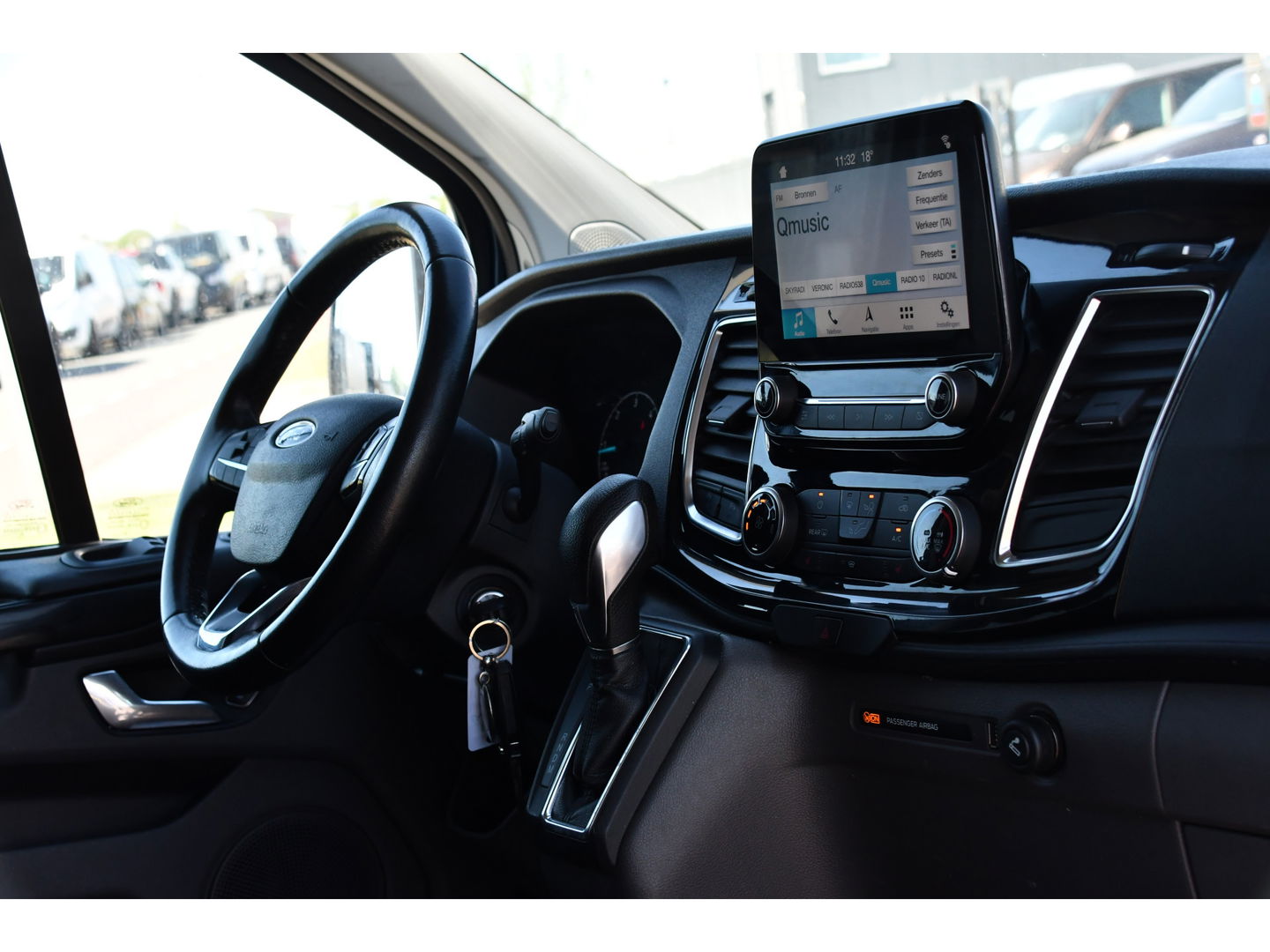 Ford Transit Custom 300 2.0 TDCI L2H1 Limited DC Camera, Cruise, Carplay, 170PK, Trekhaak, Stoelverwarming, Automaat, 2 x Schuifdeur, Uniek!