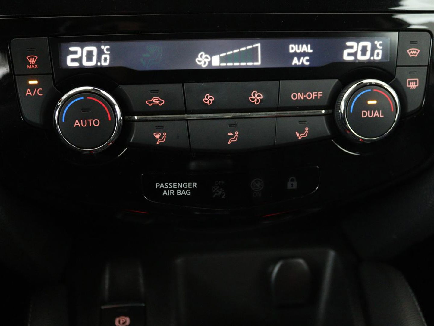 Nissan QASHQAI 1.2 Business Edition | Panoramadak | 360 Camera | Navi | Stoelverwarming | Cruise Control | Dodehoek Detectie | DAB | LMV