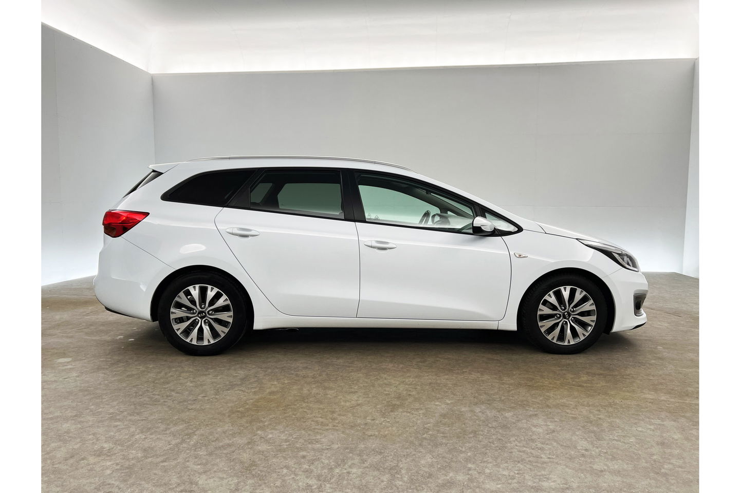 Kia Ceed 1.0 T-GDi Design Edition Camera Carplay LED Trekhaak Clima Navi PDC 16"LMV