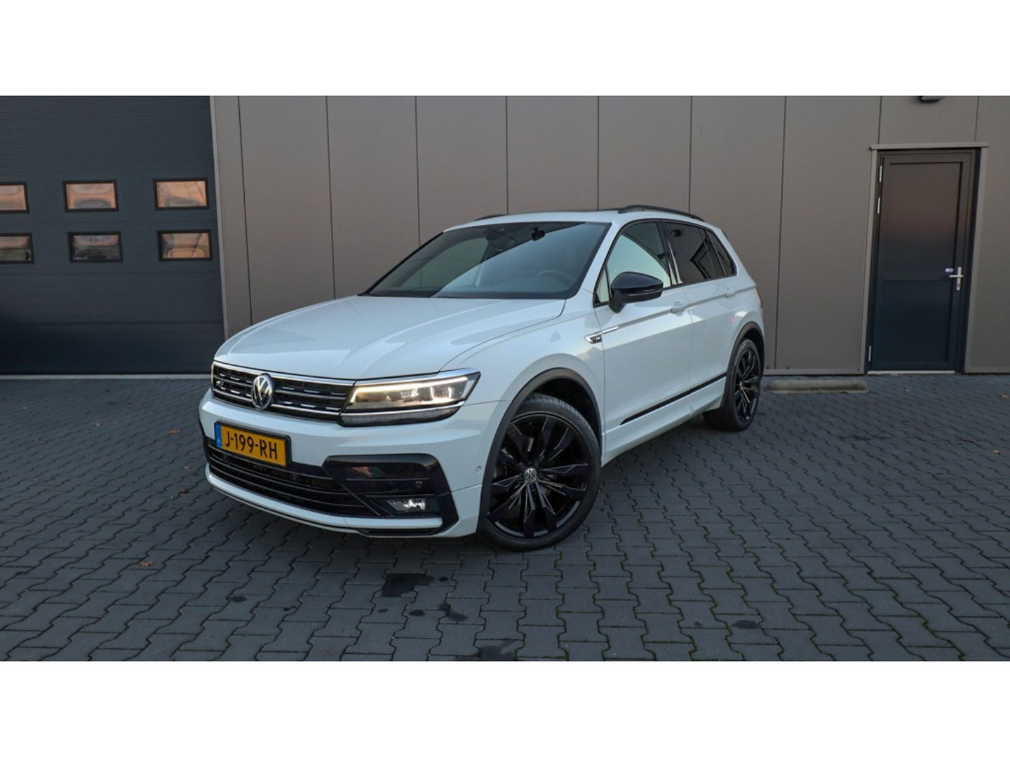Volkswagen Tiguan 1.5 TSI Highl. Bus R | R-line | Pano | Led | Black Style | Trekh
