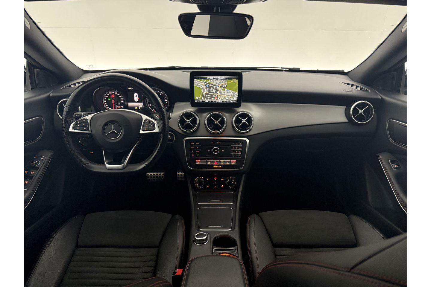Mercedes-Benz CLA-Klasse 180 AMG Camera LED Navigatie Airco Cruise PDC 18"LMV Stoelverwarming