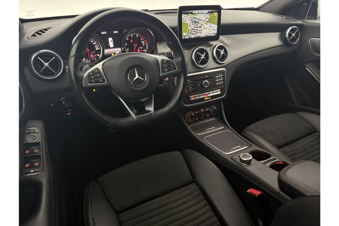 Mercedes-Benz CLA-Klasse 180 AMG Camera LED Navigatie Airco Cruise PDC 18"LMV Stoelverwarming