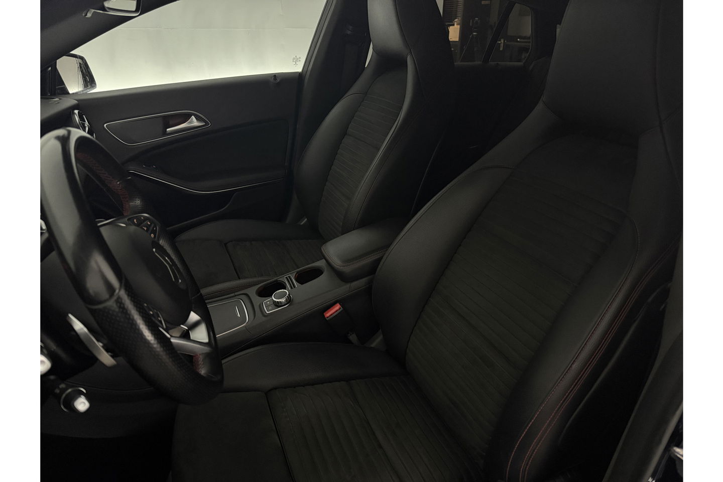 Mercedes-Benz CLA-Klasse 180 AMG Camera LED Navigatie Airco Cruise PDC 18"LMV Stoelverwarming