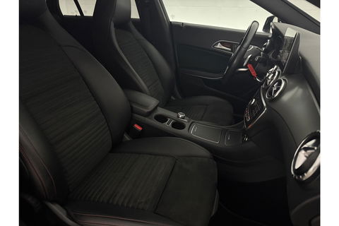 Mercedes-Benz CLA-Klasse 180 AMG Camera LED Navigatie Airco Cruise PDC 18"LMV Stoelverwarming