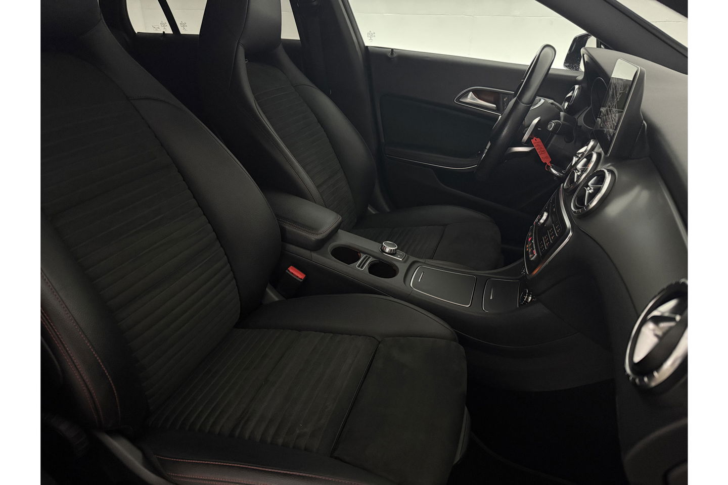 Mercedes-Benz CLA-Klasse 180 AMG Camera LED Navigatie Airco Cruise PDC 18"LMV Stoelverwarming