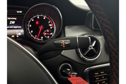 Mercedes-Benz CLA-Klasse 180 AMG Camera LED Navigatie Airco Cruise PDC 18"LMV Stoelverwarming