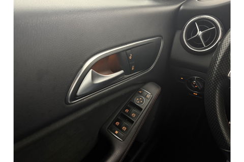 Mercedes-Benz CLA-Klasse 180 AMG Camera LED Navigatie Airco Cruise PDC 18"LMV Stoelverwarming