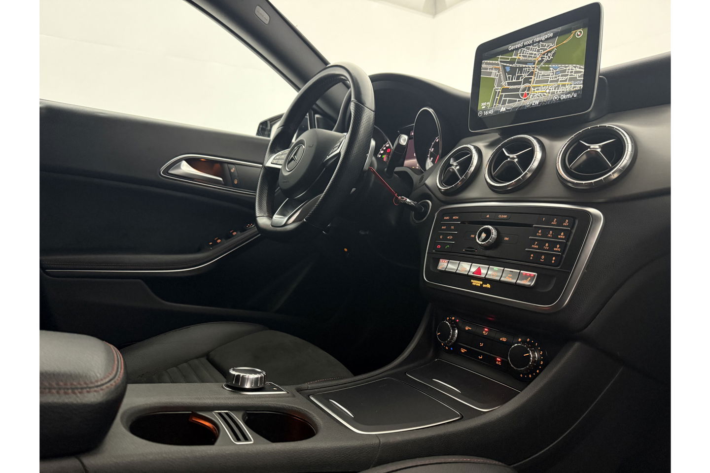 Mercedes-Benz CLA-Klasse 180 AMG Camera LED Navigatie Airco Cruise PDC 18"LMV Stoelverwarming