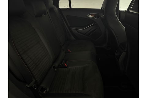 Mercedes-Benz CLA-Klasse 180 AMG Camera LED Navigatie Airco Cruise PDC 18"LMV Stoelverwarming