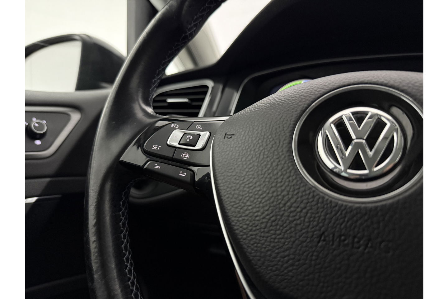 Volkswagen e-Golf E-DITION 136PK ELEKTRISCH | LED Virtual Clima Cruise Navigatie PDC 17''LMV