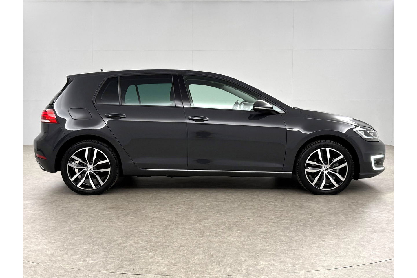 Volkswagen e-Golf E-DITION 136PK ELEKTRISCH | LED Virtual Clima Cruise Navigatie PDC 17''LMV