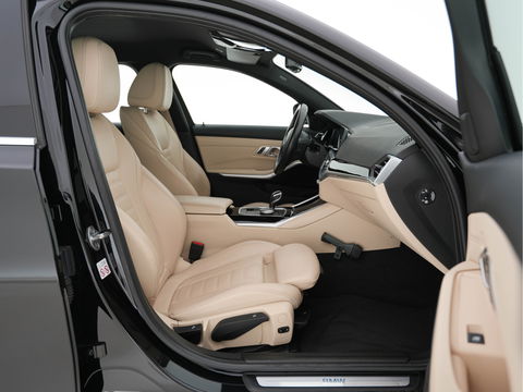 BMW 3 Serie Touring 330i High Executive Edition Sport-Pack Aut. *VERNASCA-FULL-LEATHER | DIGI-COCKPIT | FULL-LED | SPORT-SEATS | HIFI-SOUND | AMBIENT-LIGHT | HEATED-SEATS | DAB | NAVI-FULLMAP | ECC | CARPLAY | PDC | CRUISE | 18"ALU*