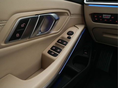 BMW 3 Serie Touring 330i High Executive Edition Sport-Pack Aut. *VERNASCA-FULL-LEATHER | DIGI-COCKPIT | FULL-LED | SPORT-SEATS | HIFI-SOUND | AMBIENT-LIGHT | HEATED-SEATS | DAB | NAVI-FULLMAP | ECC | CARPLAY | PDC | CRUISE | 18"ALU*