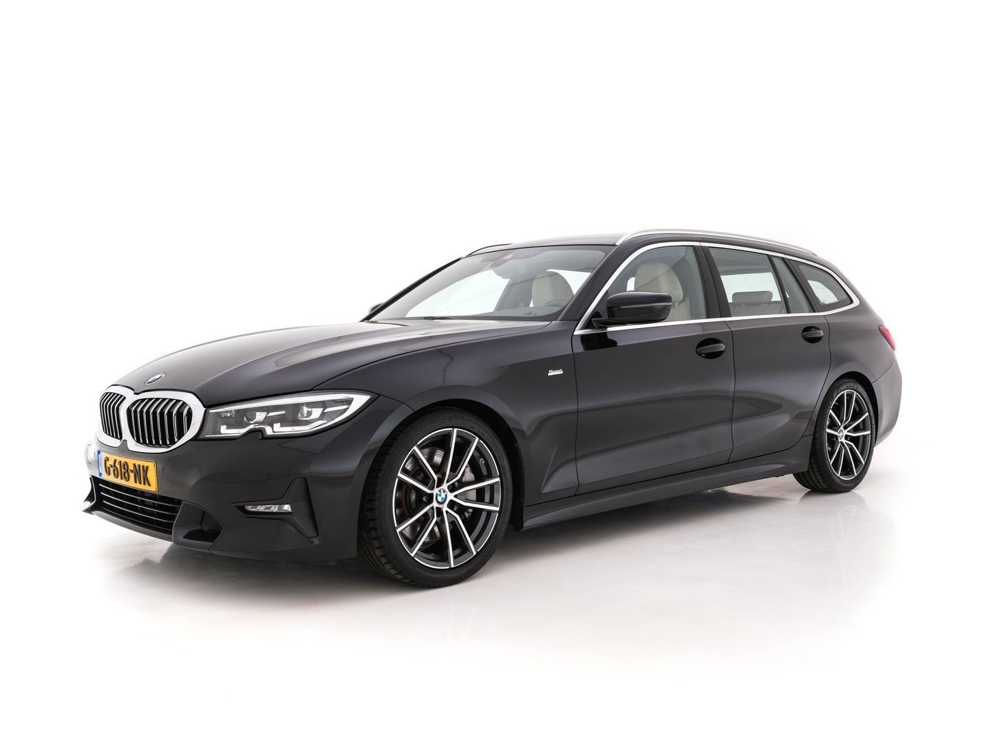 BMW 3 Serie Touring 330i High Executive Edition Sport-Pack Aut. *VERNASCA-FULL-LEATHER | DIGI-COCKPIT | FULL-LED | SPORT-SEATS | HIFI-SOUND | AMBIENT-LIGHT | HEATED-SEATS | DAB | NAVI-FULLMAP | ECC | CARPLAY | PDC | CRUISE | 18"ALU*