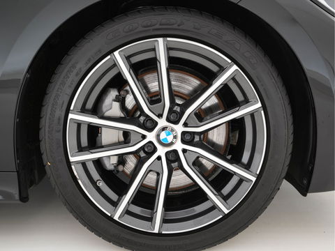 BMW 3 Serie Touring 330i High Executive Edition Sport-Pack Aut. *VERNASCA-FULL-LEATHER | DIGI-COCKPIT | FULL-LED | SPORT-SEATS | HIFI-SOUND | AMBIENT-LIGHT | HEATED-SEATS | DAB | NAVI-FULLMAP | ECC | CARPLAY | PDC | CRUISE | 18"ALU*