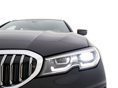 BMW 3 Serie Touring 330i High Executive Edition Sport-Pack Aut. *VERNASCA-FULL-LEATHER | DIGI-COCKPIT | FULL-LED | SPORT-SEATS | HIFI-SOUND | AMBIENT-LIGHT | HEATED-SEATS | DAB | NAVI-FULLMAP | ECC | CARPLAY | PDC | CRUISE | 18"ALU*