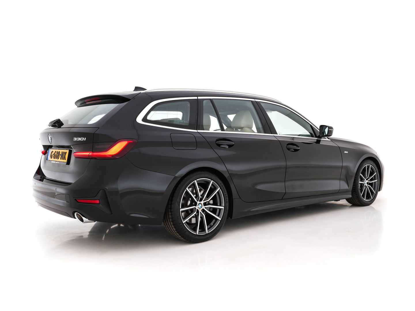 BMW 3 Serie Touring 330i High Executive Edition Sport-Pack Aut. *VERNASCA-FULL-LEATHER | DIGI-COCKPIT | FULL-LED | SPORT-SEATS | HIFI-SOUND | AMBIENT-LIGHT | HEATED-SEATS | DAB | NAVI-FULLMAP | ECC | CARPLAY | PDC | CRUISE | 18"ALU*