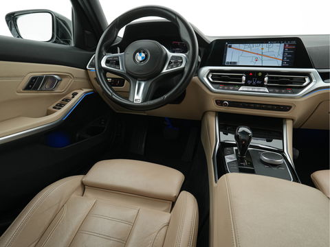 BMW 3 Serie Touring 330i High Executive Edition Sport-Pack Aut. *VERNASCA-FULL-LEATHER | DIGI-COCKPIT | FULL-LED | SPORT-SEATS | HIFI-SOUND | AMBIENT-LIGHT | HEATED-SEATS | DAB | NAVI-FULLMAP | ECC | CARPLAY | PDC | CRUISE | 18"ALU*